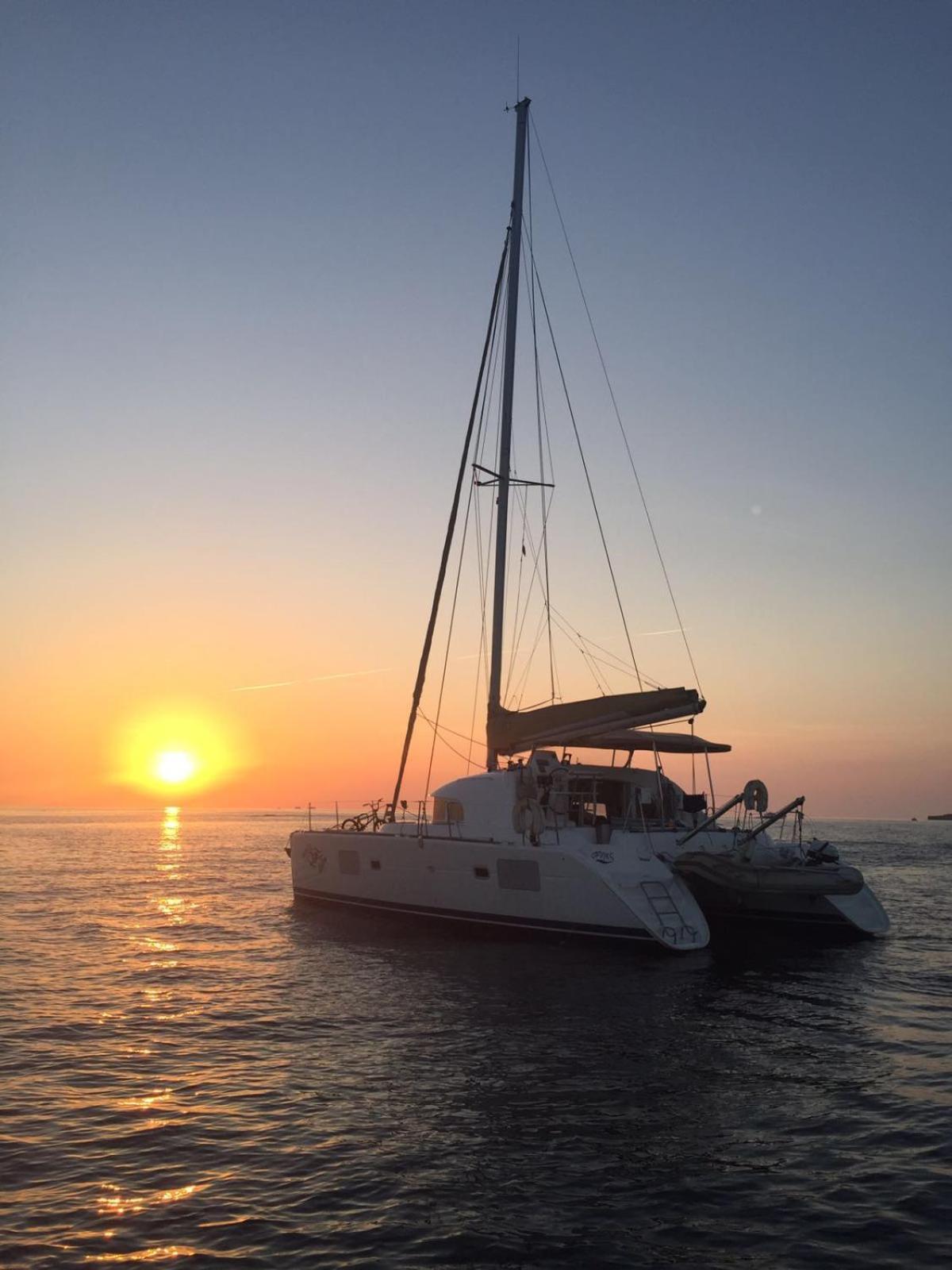 Superbe Catamaran Botel